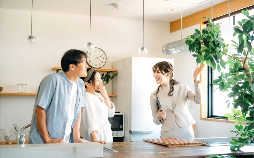 物件を案内する営業担当とお客様