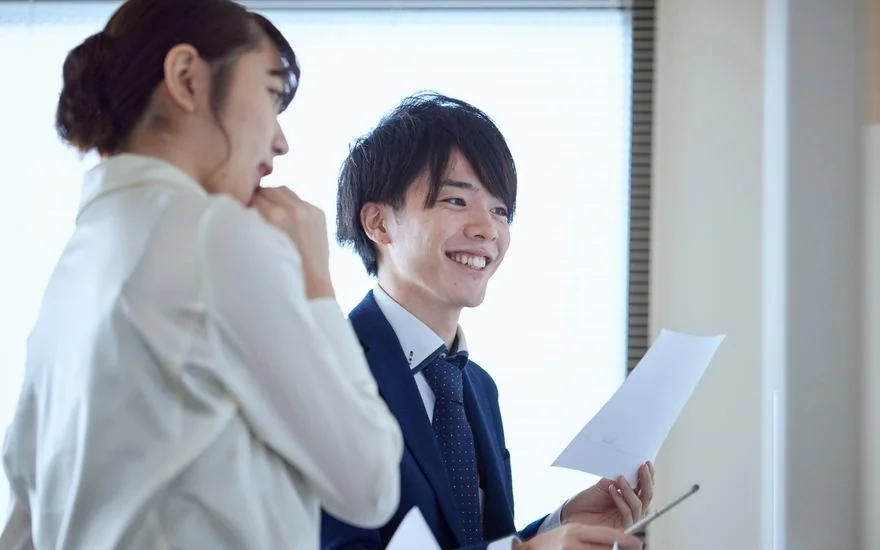 打ち合わせをするビジネスパーソン